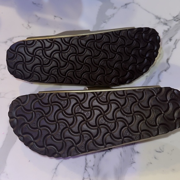 Arizona
Birko-Flor gold Birkenstock 37 brand new - Picture 3 of 6